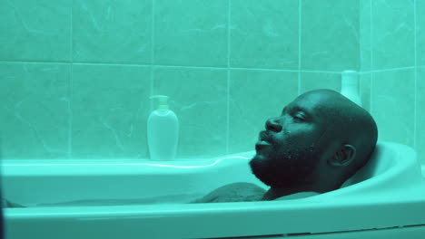Hombre-Afroamericano-Tomando-Baño
